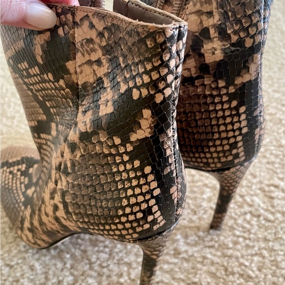 Vince Camuto snakeskin boots size 6 - Picture 2 of 6